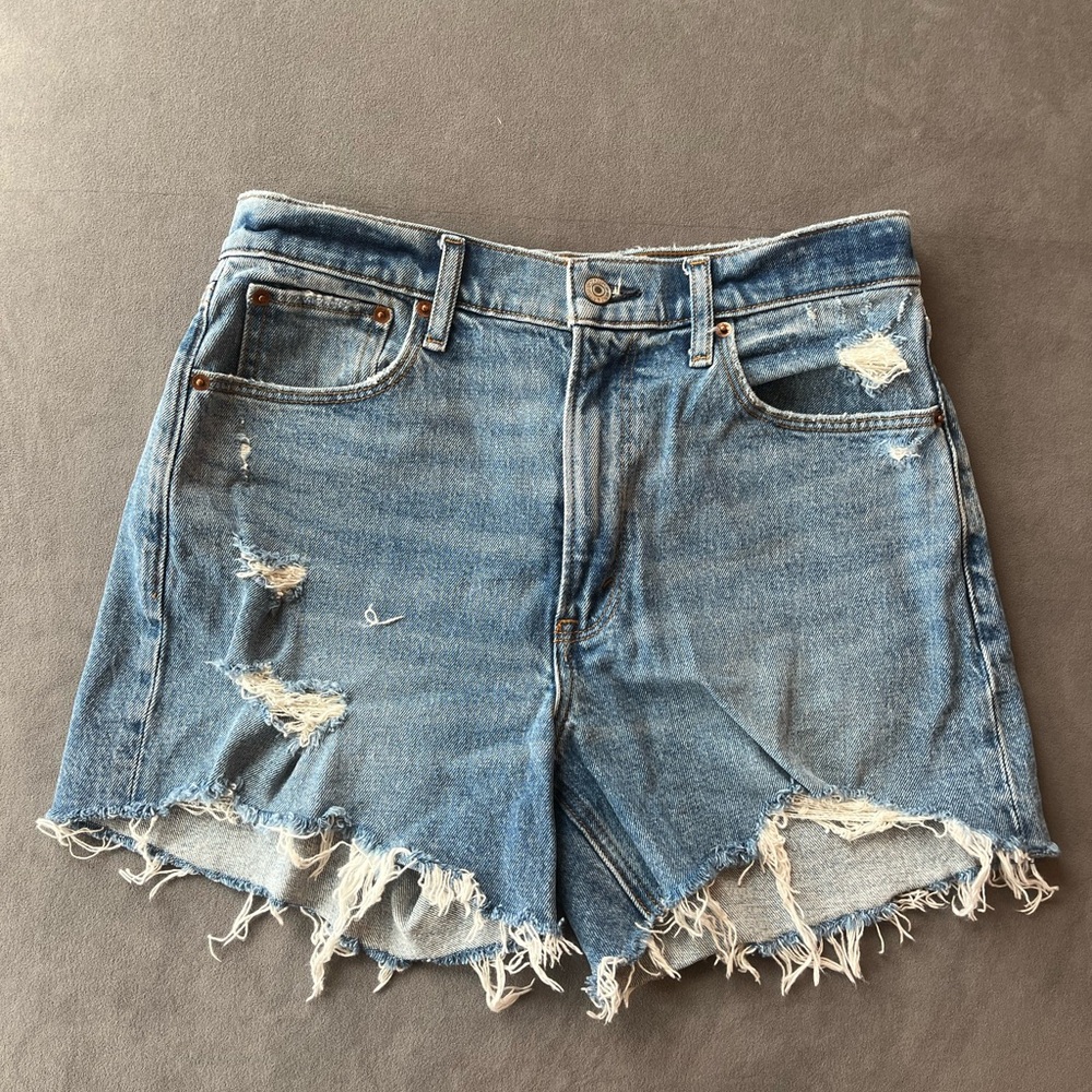 Abercrombie High Rise 4 inch Mom Shorts in Medium Ripped Wash